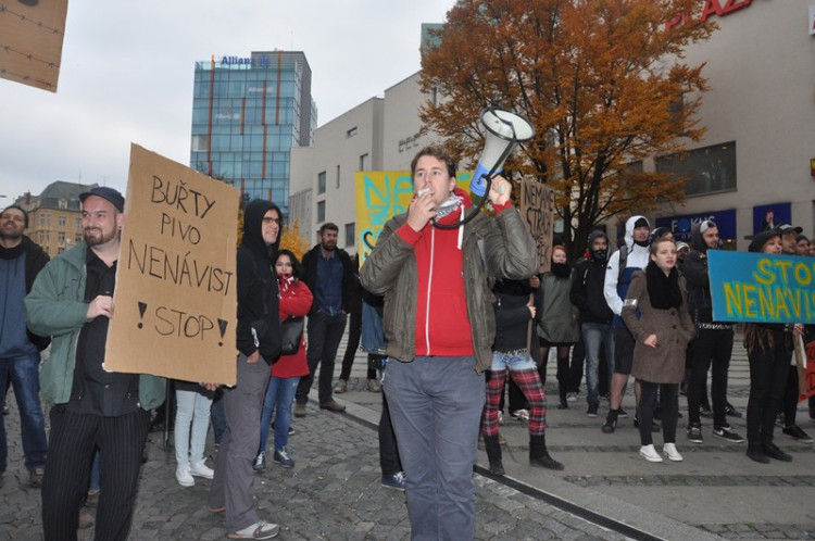 Demonstrace "Za naši kulturu a bezpečnou zem" před libereckou radnicí