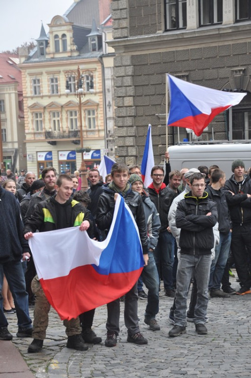 Demonstrace "Za naši kulturu a bezpečnou zem" před libereckou radnicí