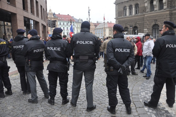 Demonstrace "Za naši kulturu a bezpečnou zem" před libereckou radnicí