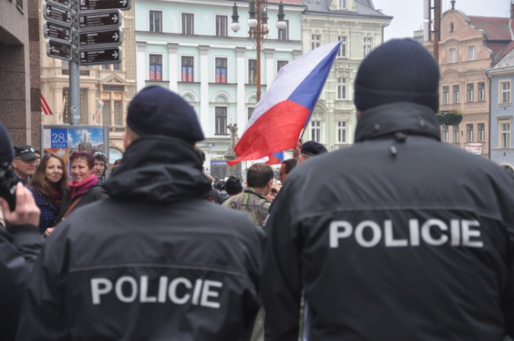 Demonstrace "Za naši kulturu a bezpečnou zem" před libereckou radnicí