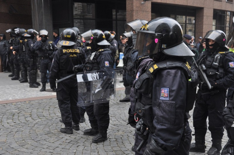 Demonstrace "Za naši kulturu a bezpečnou zem" před libereckou radnicí