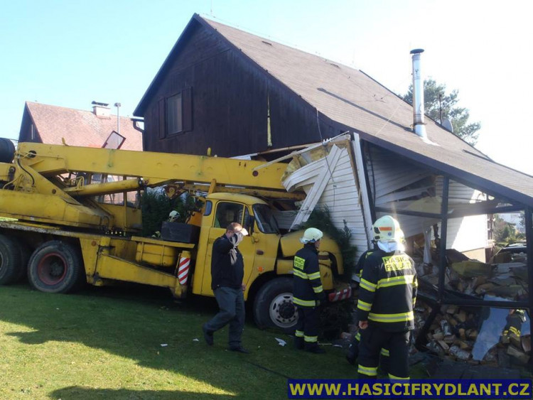 Jeřáb se z ničeho nic rozjel. Zastavil se až o rodinný dům