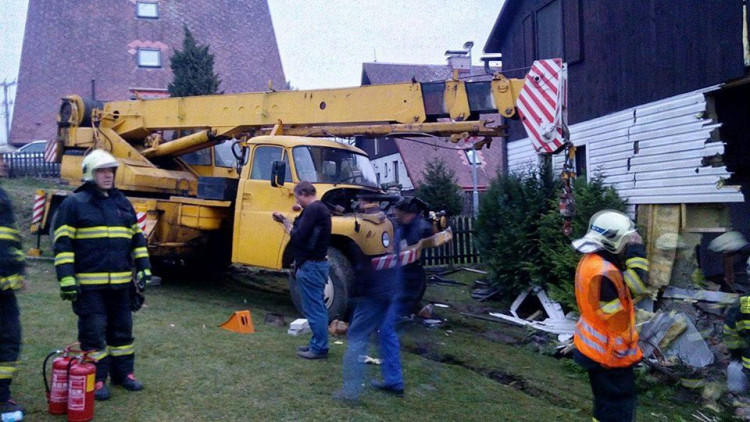 Jeřáb se z ničeho nic rozjel. Zastavil se až o rodinný dům