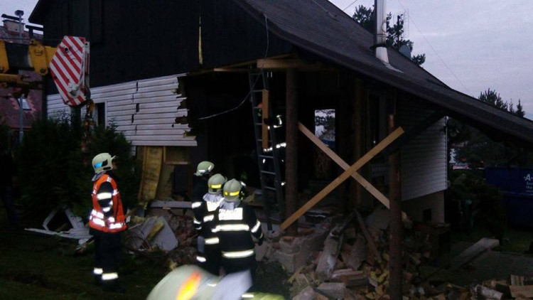 Jeřáb se z ničeho nic rozjel. Zastavil se až o rodinný dům