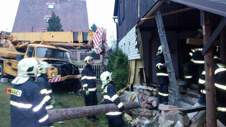 Jeřáb se z ničeho nic rozjel. Zastavil se až o rodinný dům
