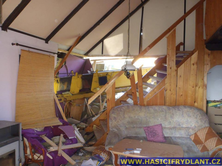 Jeřáb se z ničeho nic rozjel. Zastavil se až o rodinný dům