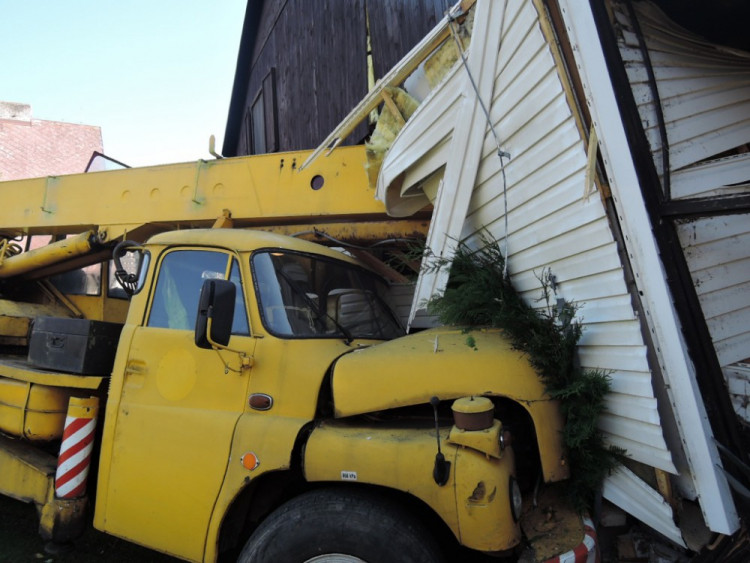 Jeřáb se z ničeho nic rozjel. Zastavil se až o rodinný dům