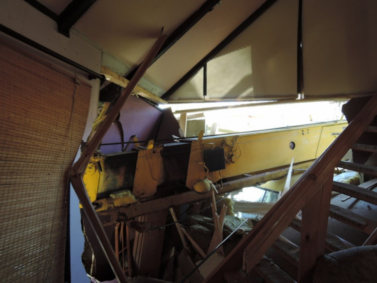 Jeřáb se z ničeho nic rozjel. Zastavil se až o rodinný dům