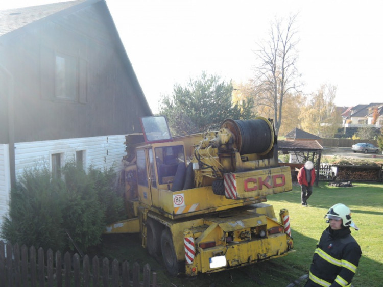 Jeřáb se z ničeho nic rozjel. Zastavil se až o rodinný dům