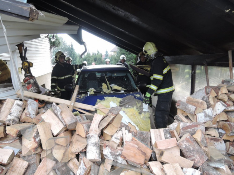 Jeřáb se z ničeho nic rozjel. Zastavil se až o rodinný dům