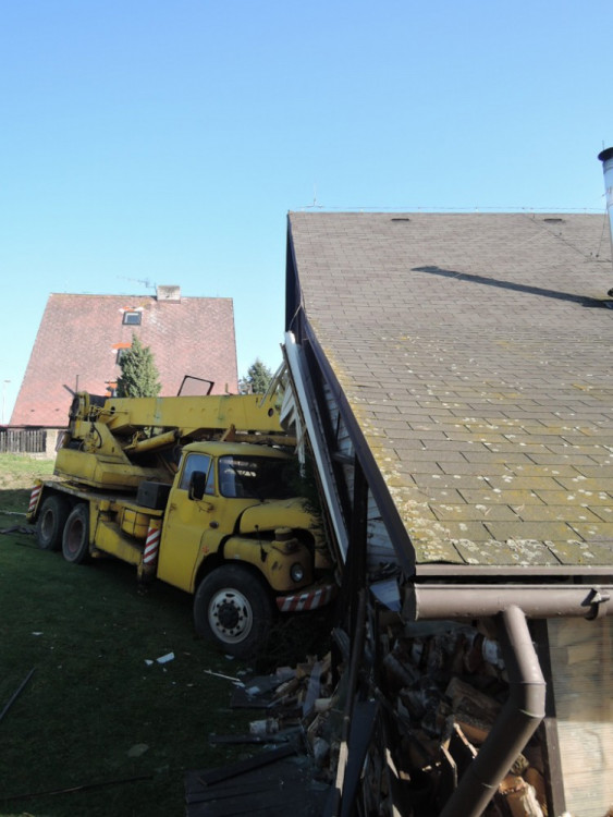 Jeřáb se z ničeho nic rozjel. Zastavil se až o rodinný dům