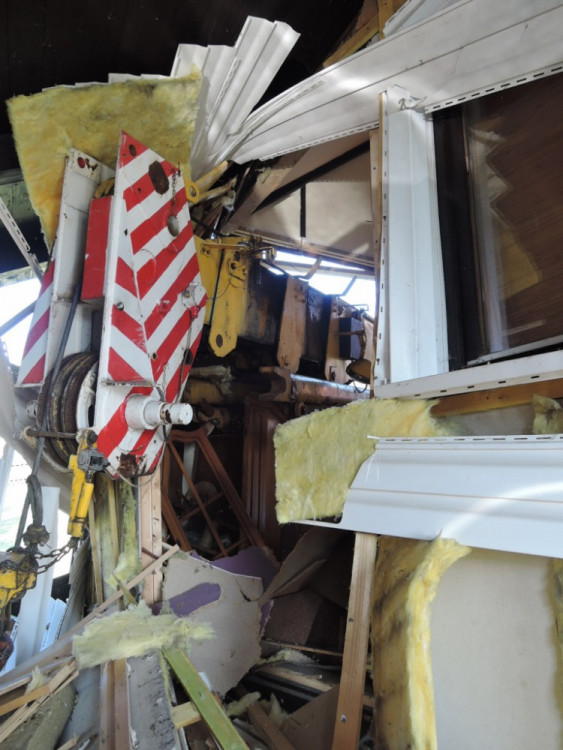 Jeřáb se z ničeho nic rozjel. Zastavil se až o rodinný dům