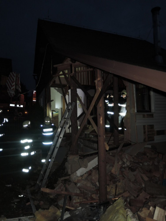 Jeřáb se z ničeho nic rozjel. Zastavil se až o rodinný dům