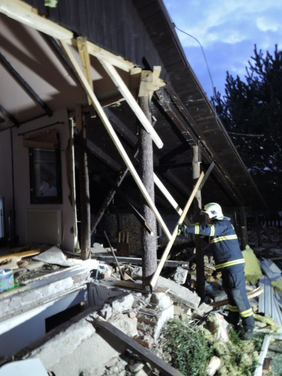 Jeřáb se z ničeho nic rozjel. Zastavil se až o rodinný dům