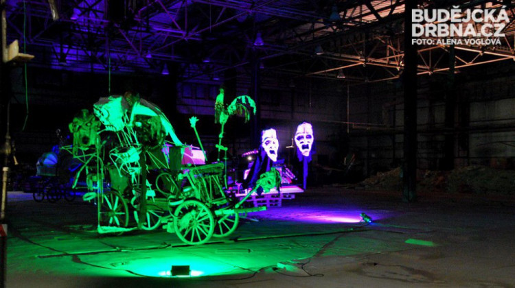 Procházelo se několika halami, které pořadatelé také trochu vyšperkovali