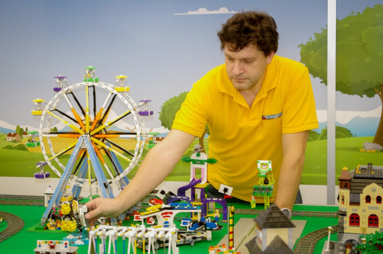 Radovan Pekárek - instalace výstavy Kostkoland