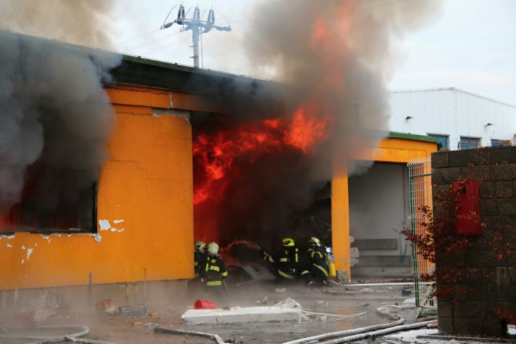 Požár v továrně Agba