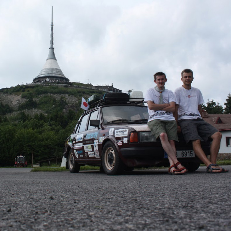 Cestovatelé před opuštěním republiky pod vrcholem Ještědu, červen 2015	