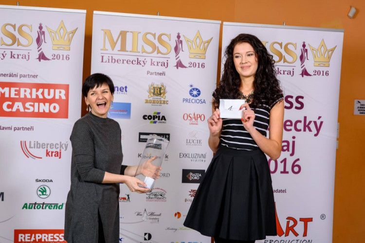 Během oficiálního focení si finalistky vylosovaly svá čísla