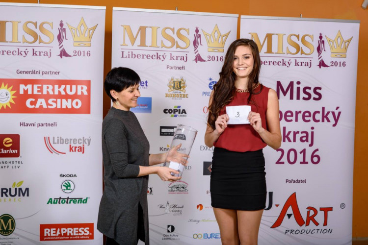 Během oficiálního focení si finalistky vylosovaly svá čísla