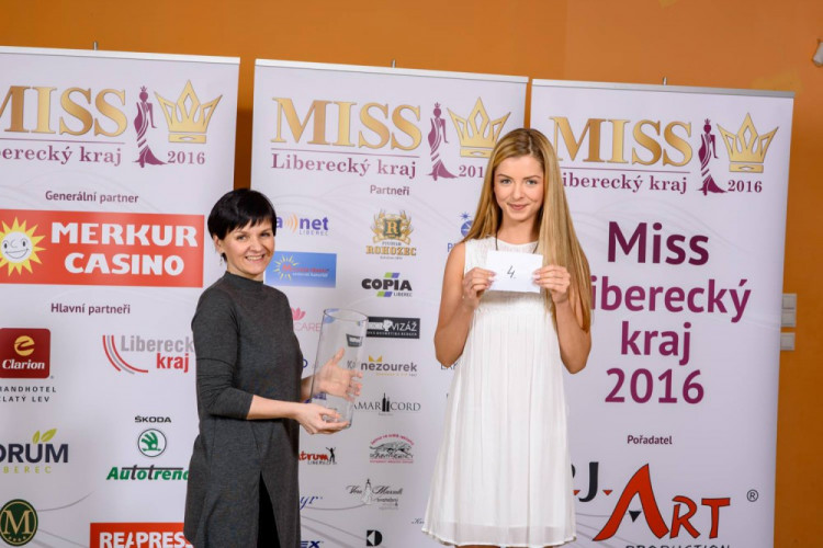 Během oficiálního focení si finalistky vylosovaly svá čísla