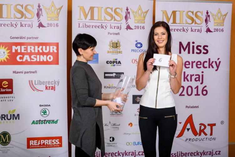 Během oficiálního focení si finalistky vylosovaly svá čísla