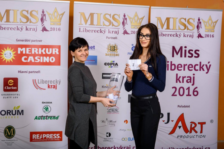 Během oficiálního focení si finalistky vylosovaly svá čísla