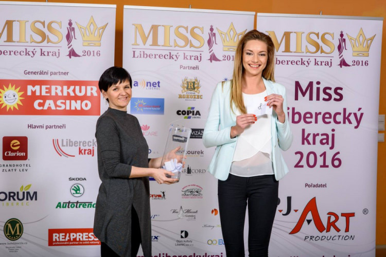 Během oficiálního focení si finalistky vylosovaly svá čísla