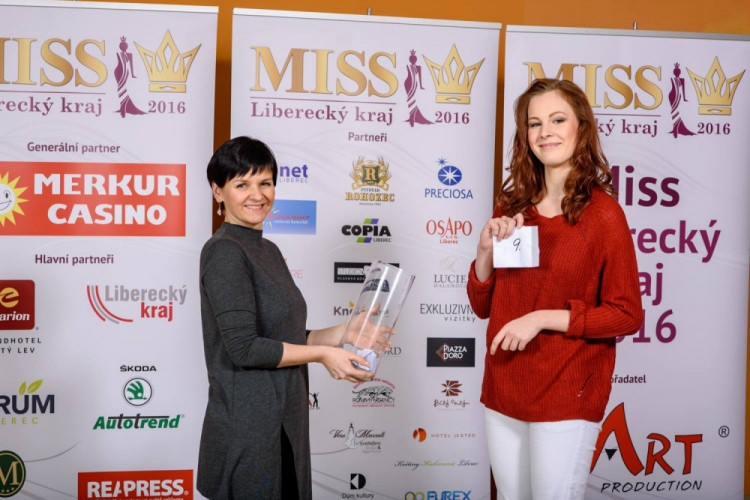 Během oficiálního focení si finalistky vylosovaly svá čísla