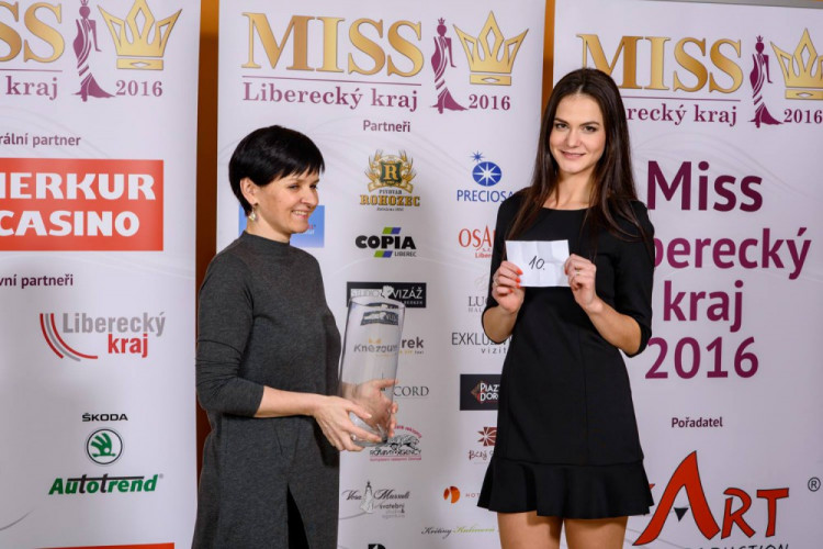 Během oficiálního focení si finalistky vylosovaly svá čísla