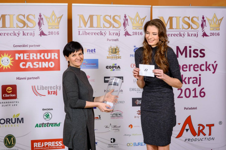 Během oficiálního focení si finalistky vylosovaly svá čísla