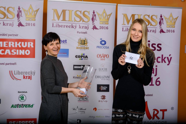 Během oficiálního focení si finalistky vylosovaly svá čísla