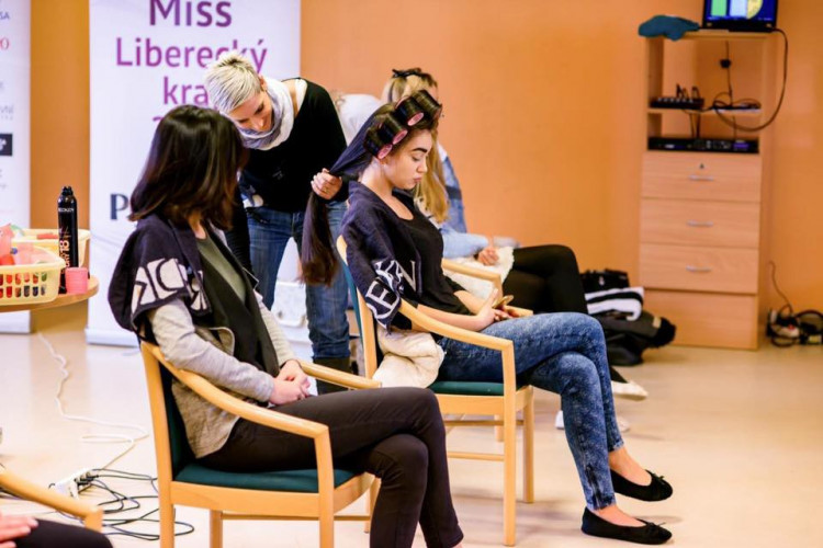 Během oficiálního focení si finalistky vylosovaly svá čísla