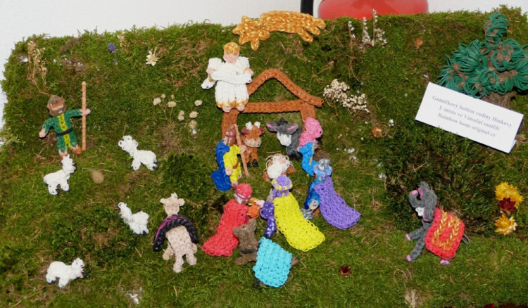 Betlém vytvořený zaplétáním gumiček