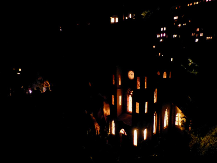 Někteří betlémáři navozují tu správnou atmosféru třeba i zhasnutím světla. 