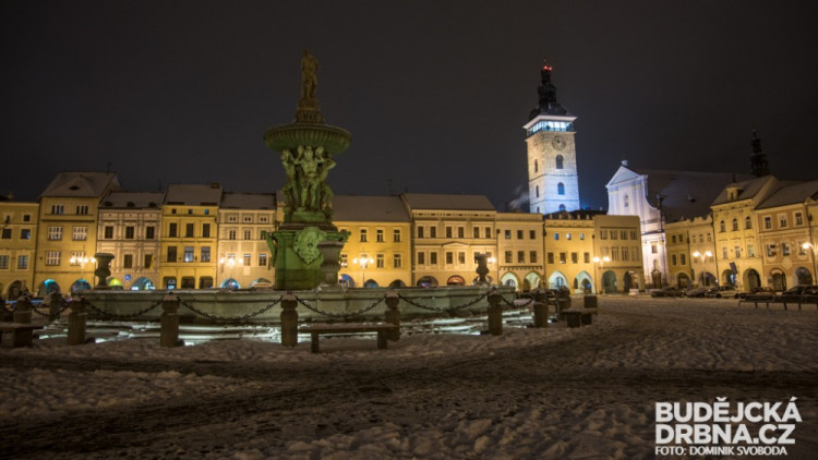 Noční zasněžené České Budějovice