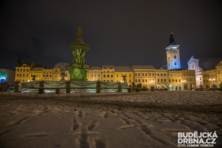 Noční zasněžené České Budějovice