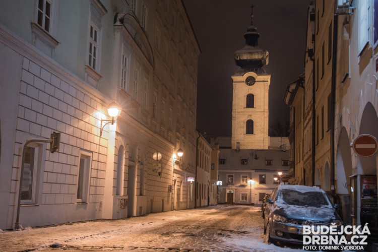 Noční zasněžené České Budějovice