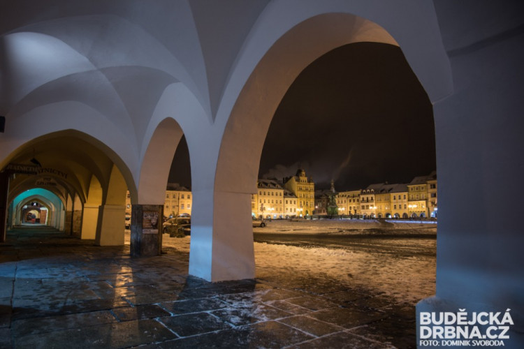 Noční zasněžené České Budějovice