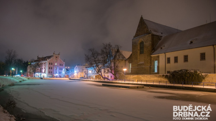 Noční zasněžené České Budějovice
