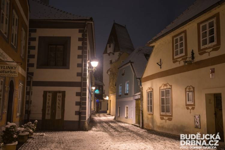 Noční zasněžené České Budějovice