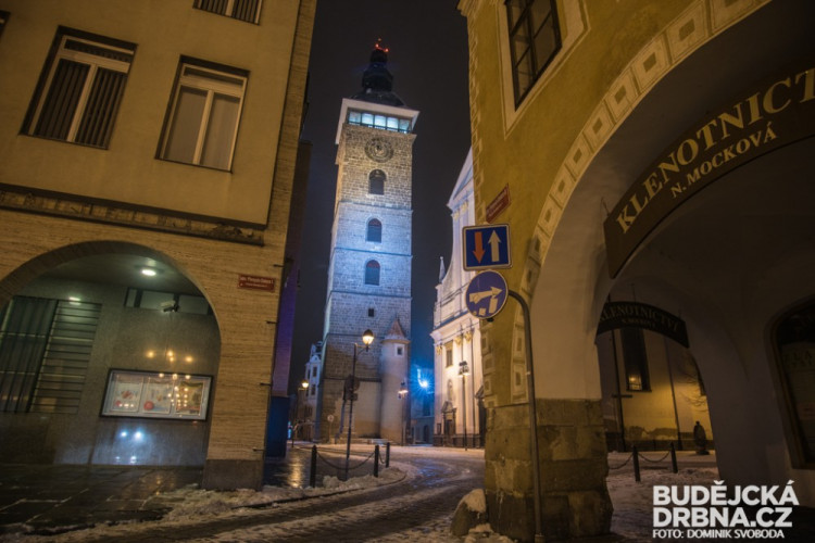 Noční zasněžené České Budějovice