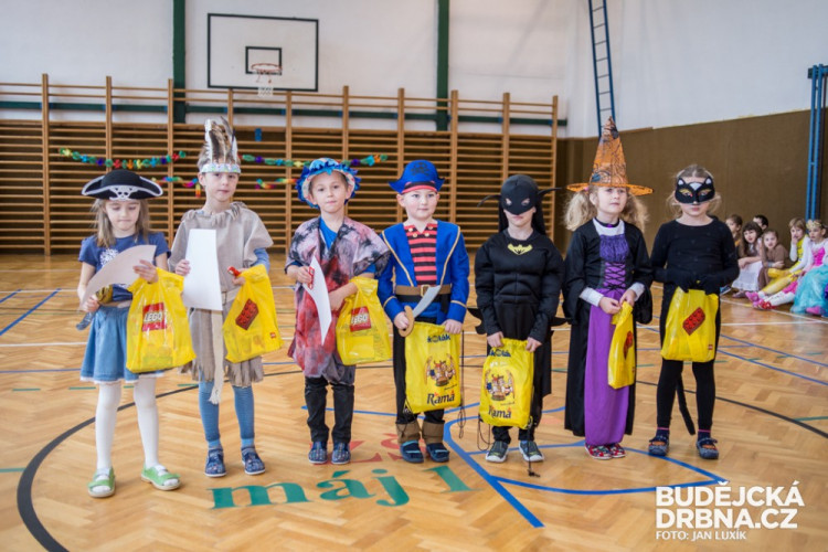 Předávání pololetních vysvědčení