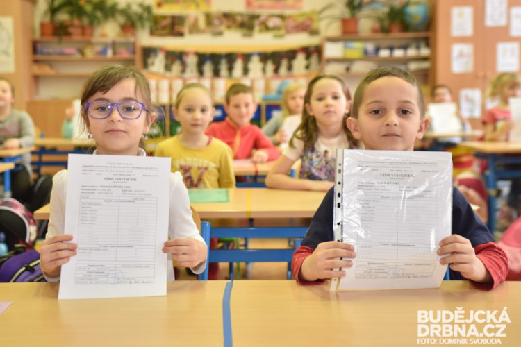 Předávání pololetních vysvědčení