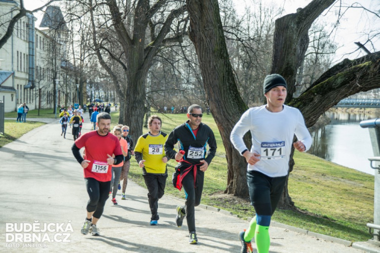 Winter Run se zúčastnila početná skupina běžeckých nadšenců