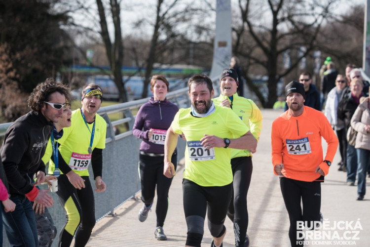 Winter Run se zúčastnila početná skupina běžeckých nadšenců