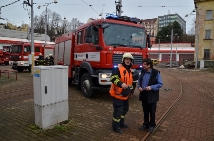 Cvičný požár ve vozovně dopravního podniku v Liberci