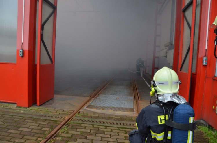 Cvičný požár ve vozovně dopravního podniku v Liberci