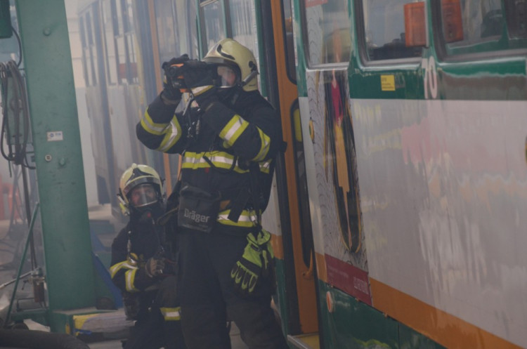 Cvičný požár ve vozovně dopravního podniku v Liberci
