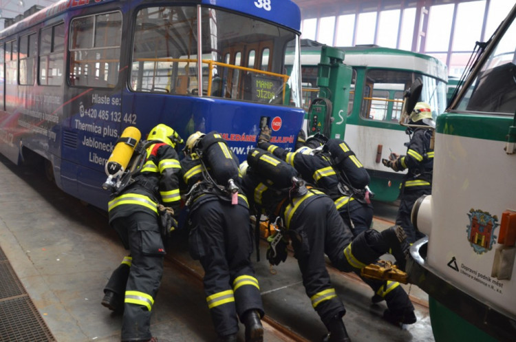 Cvičný požár ve vozovně dopravního podniku v Liberci